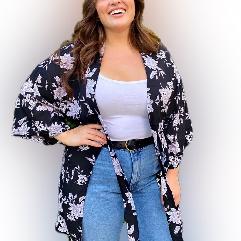 Spiritual Gangster Women's One Size Maya Black White Floral Print Kimono‎